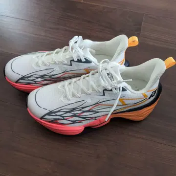 러닝화 화이트/오렌지 27.5cm 일본 사이즈