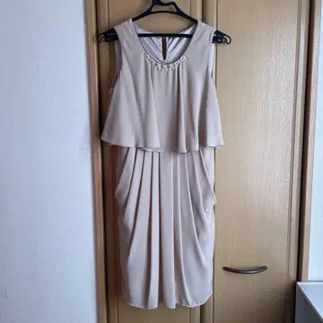 베이지 쉬폰 드레스 비즈 장식