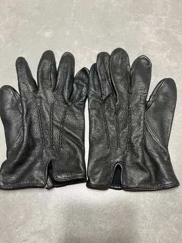 블랙 가죽 장갑 슬릿 디자인