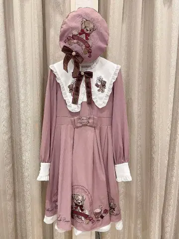 테디베어 자수가 놓인 핑크 원피스