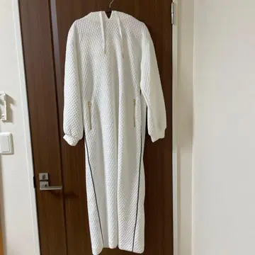 화이트 퀼팅 후드 부착 원피스