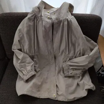 베이지 후드 부착 자켓