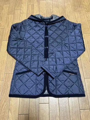 LAVENHAM 후드 부착 퀼팅 자켓 네이비