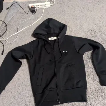 PLAY 블랙 후드티 후드 부착