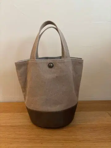 베이지와 브라운의 토트백