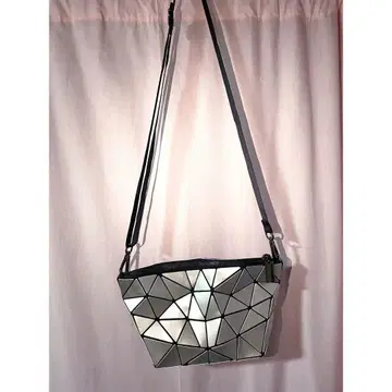 기하학 패턴 실버 숄더백