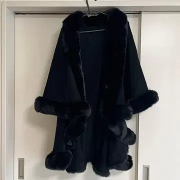 블랙 퍼 부착 판초 케이프 코트