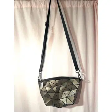 지오메트릭 메탈릭 그레이 숄더백