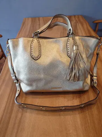 MICHAEL KORS 골드 핸드백