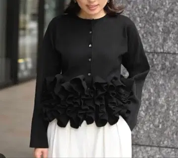 프릴이 달린 블랙 긴팔 가디건