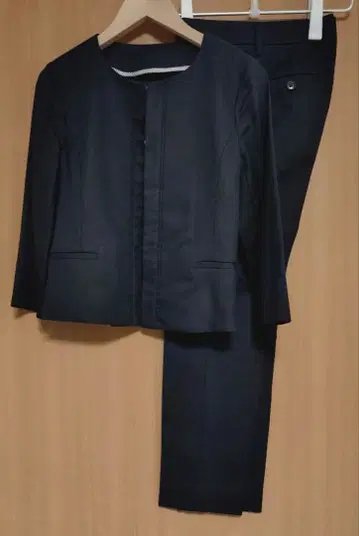 더 수트 컴퍼니 노카라 자켓 & 팬츠 셋업