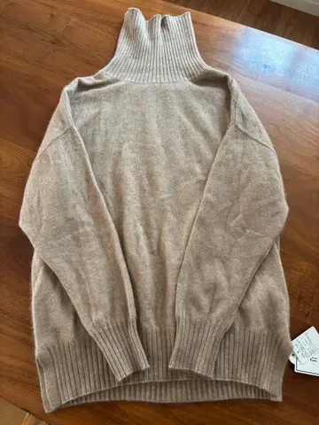 로페 피크닉 택 포함 라쿤 베이지 터틀넥 스웨터