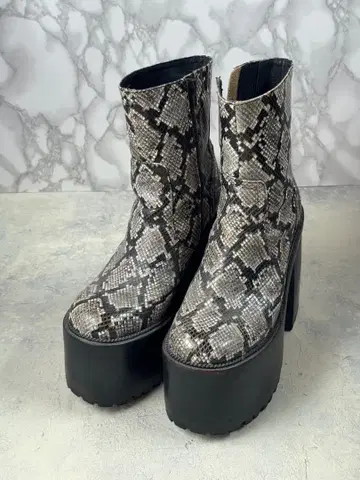 제프리 캠벨 14cm 힐의 [ 탱크 밑창 숏부츠 ]