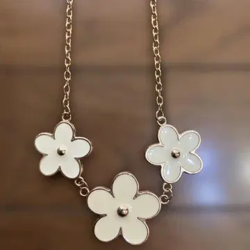 꽃 모티브 목걸이