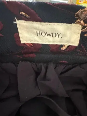 HOWDY. 꽃무늬 플레어 스커트 무릎 기장