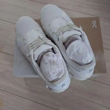 온 화이트 스니커즈