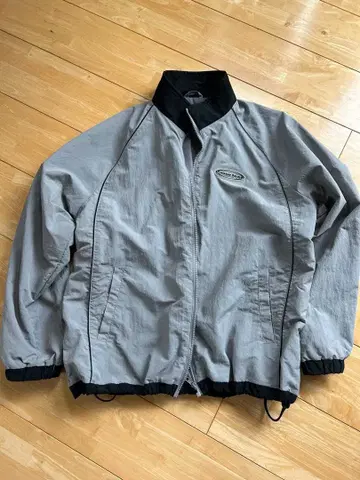 그레이 나일론 자켓