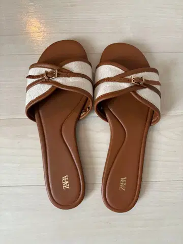 ZARA 버클 플랫 샌들