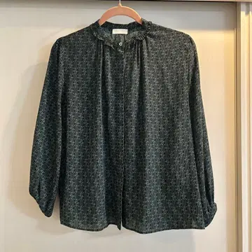 투모로우랜드 보르지 모노그램 프린트 프릴 넥 블라우스