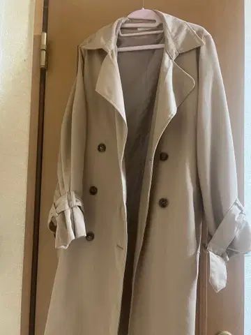 베이지 더블 브레스트 트렌치코트