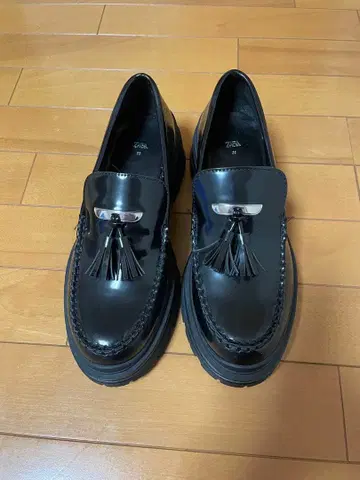 ZARA 태슬 달린 로퍼 통굽 블랙 39