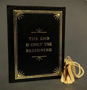 유령 같은 포옹 골드 고스트 목걸이