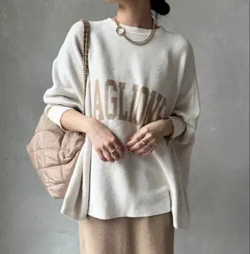 오버사이즈 로고 니트 크림색