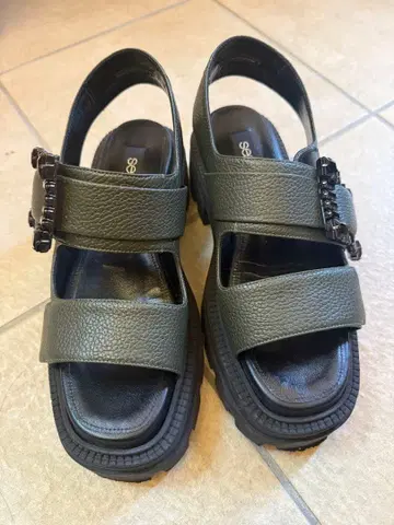 다크 그린 비쥬 샌들