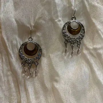 달 모티브의 훅 귀걸이