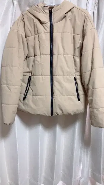 후드 부착 베이지 다운 자켓