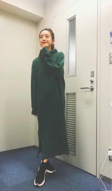 FRAY I.D 콜라보 Champion 후드 부착 롱 원피스 다크 그린