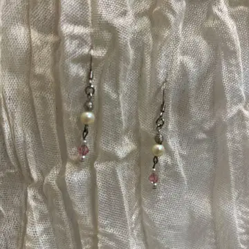 펄 화이트와 핑크 링 귀걸이