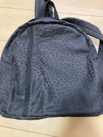 블랙 도트 무늬 백팩 에네스베