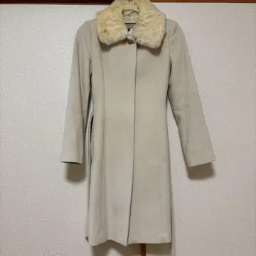 퍼 달린 옷깃의 롱 코트