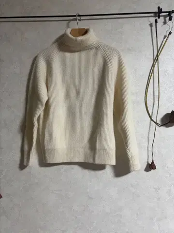 Charpentier de Vaisseau 아이보리 터틀넥 스웨터