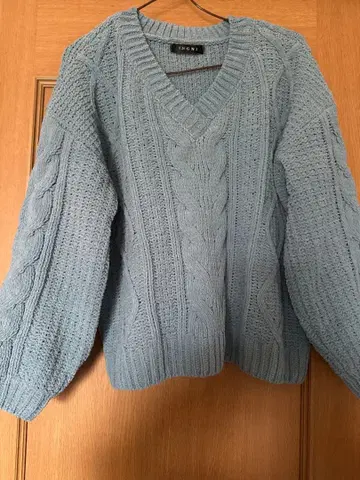 라이트 블루 케이블 짜임 V넥 니트