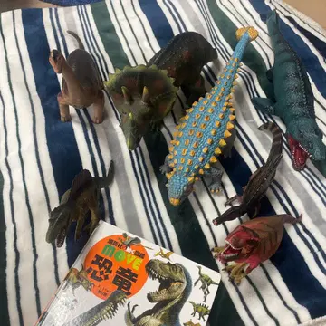 공룡 피규어 6체 세트와 모사사우루스, 도감