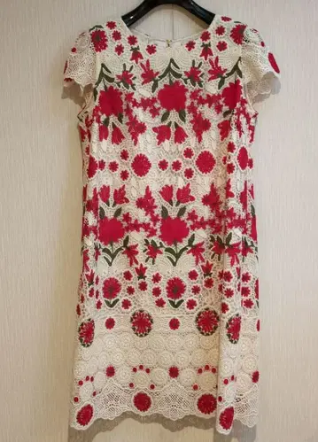 꽃무늬 자수 반팔 무릎 기장 원피스