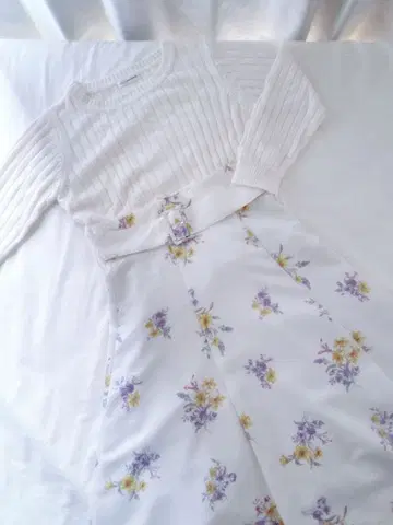 상하의 세트 리브 니트와 플라워 프린트 스커트 크리스마스 코디