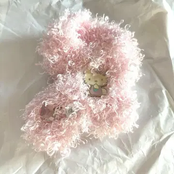 헬로키티 핑크 퍼 참 핀 배지