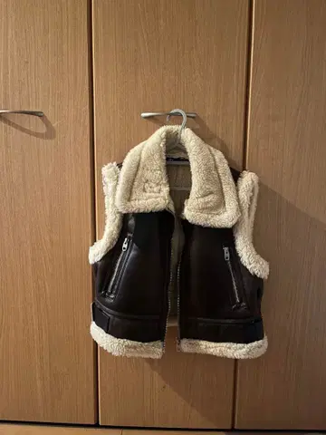 ZARA 브라운 무스탕 베스트