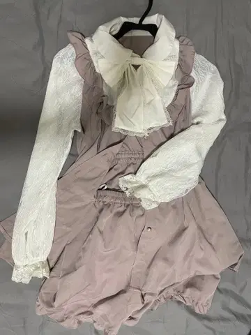 연보라색 리본 포함 팬츠 셋업