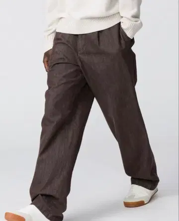 UNIQLO 턱 스트레이트 팬츠 다크 브라운 88