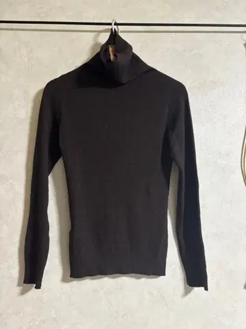 마가렛호웰 x 존스메들리 리브 터틀넥 니트 47,000엔