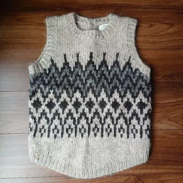 TANG 타앙 뒤트임 니트 베스트