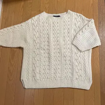 맥피 아이보리 케이블 니트 5부 소매 스웨터