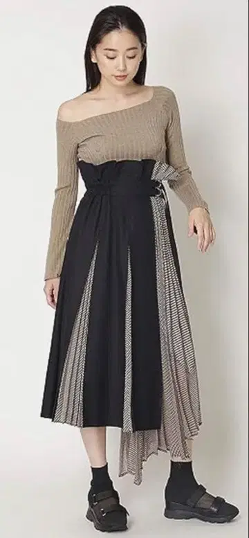 스나이델 플리츠콤비 플레어 스커트