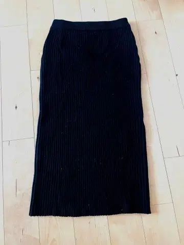 리브 니트 블랙 스커트 스픽 앤 스팬