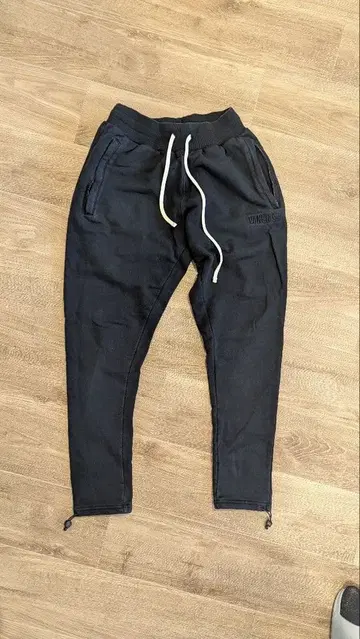 VANQUISH 블랙 조거 팬츠