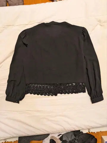블랙 레이스 밑단 긴팔 블라우스